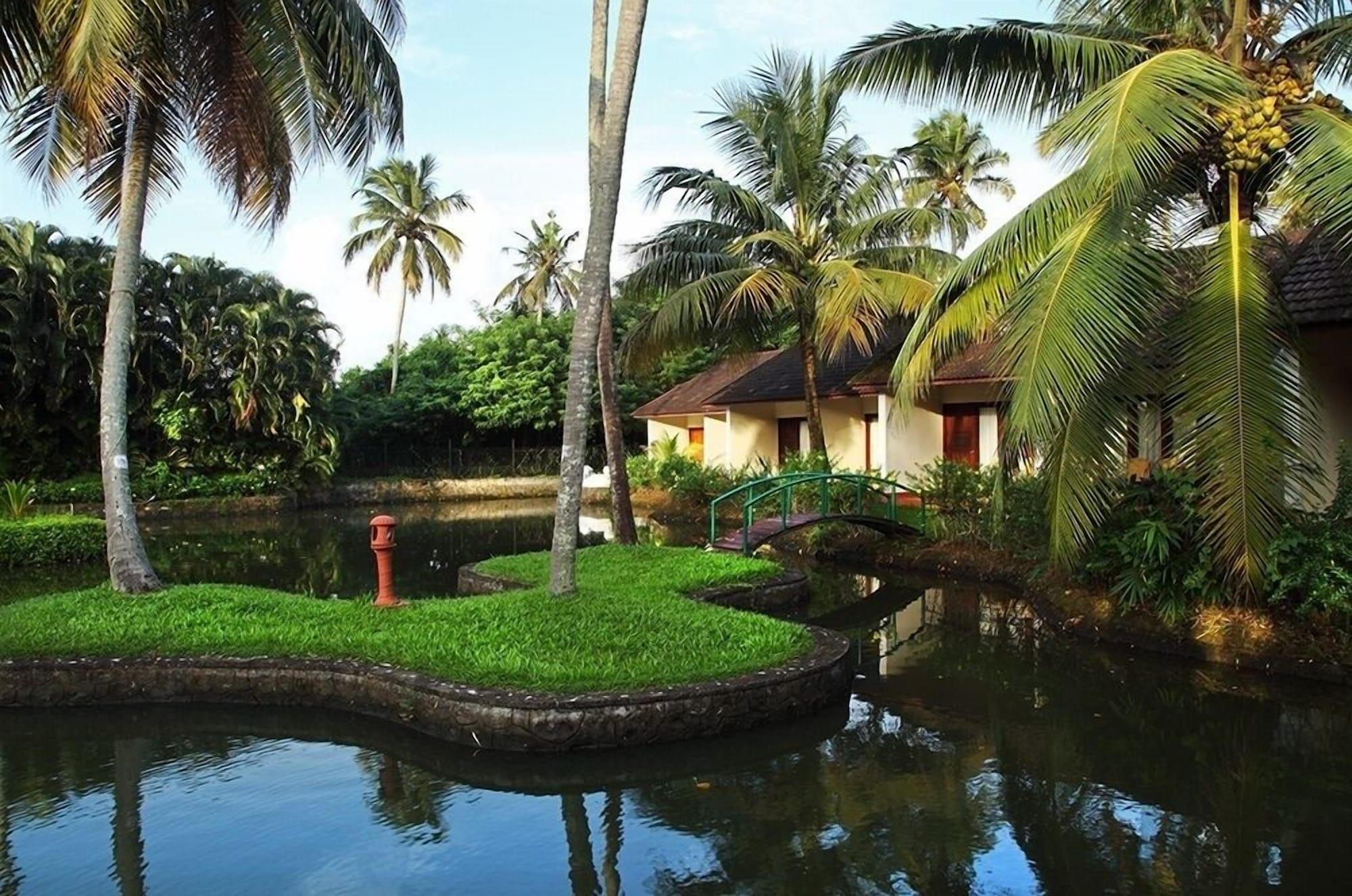 Abad Whispering Palms Hotel Kumarakom Kültér fotó