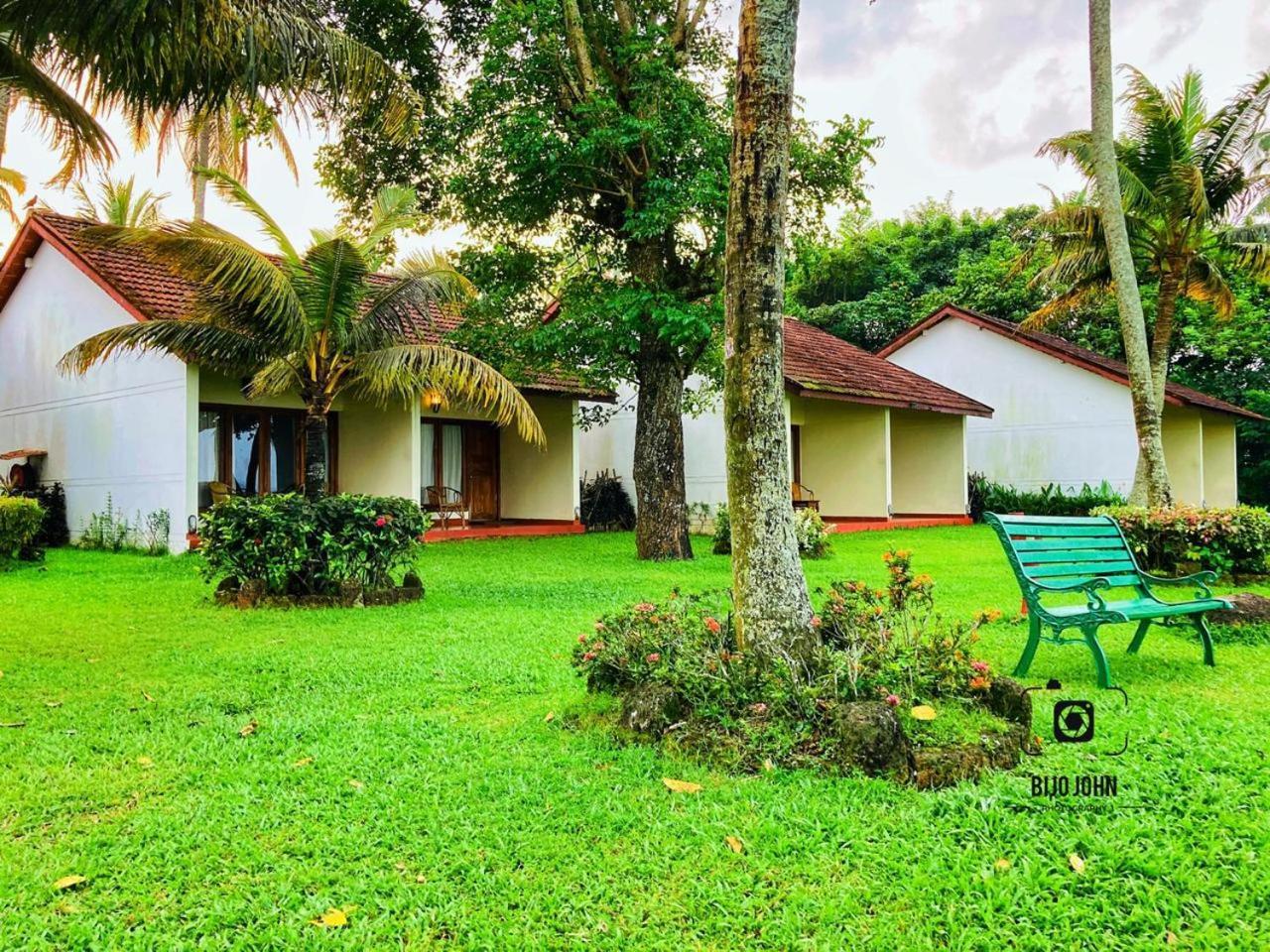 Abad Whispering Palms Hotel Kumarakom Kültér fotó