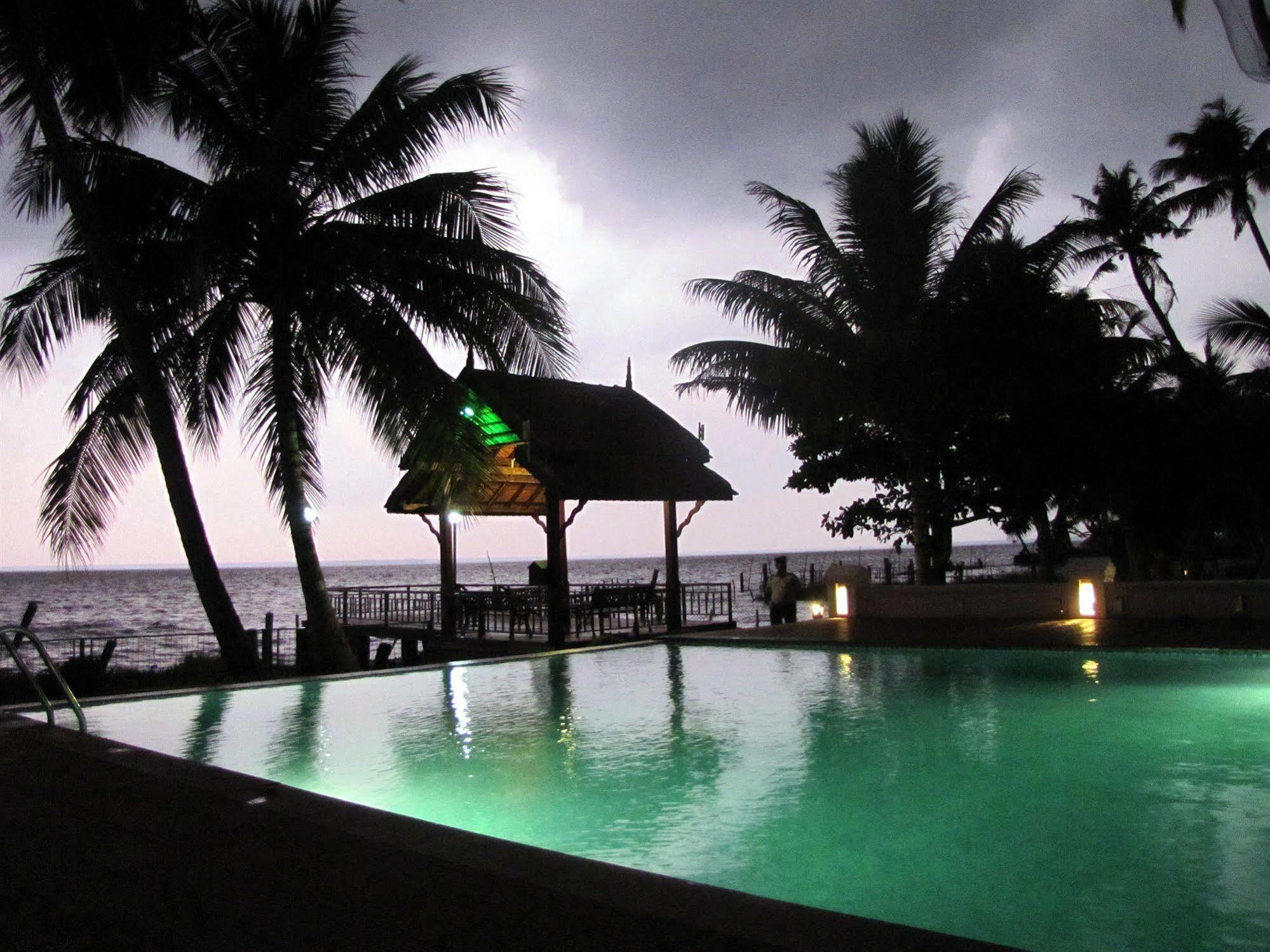 Abad Whispering Palms Hotel Kumarakom Kültér fotó