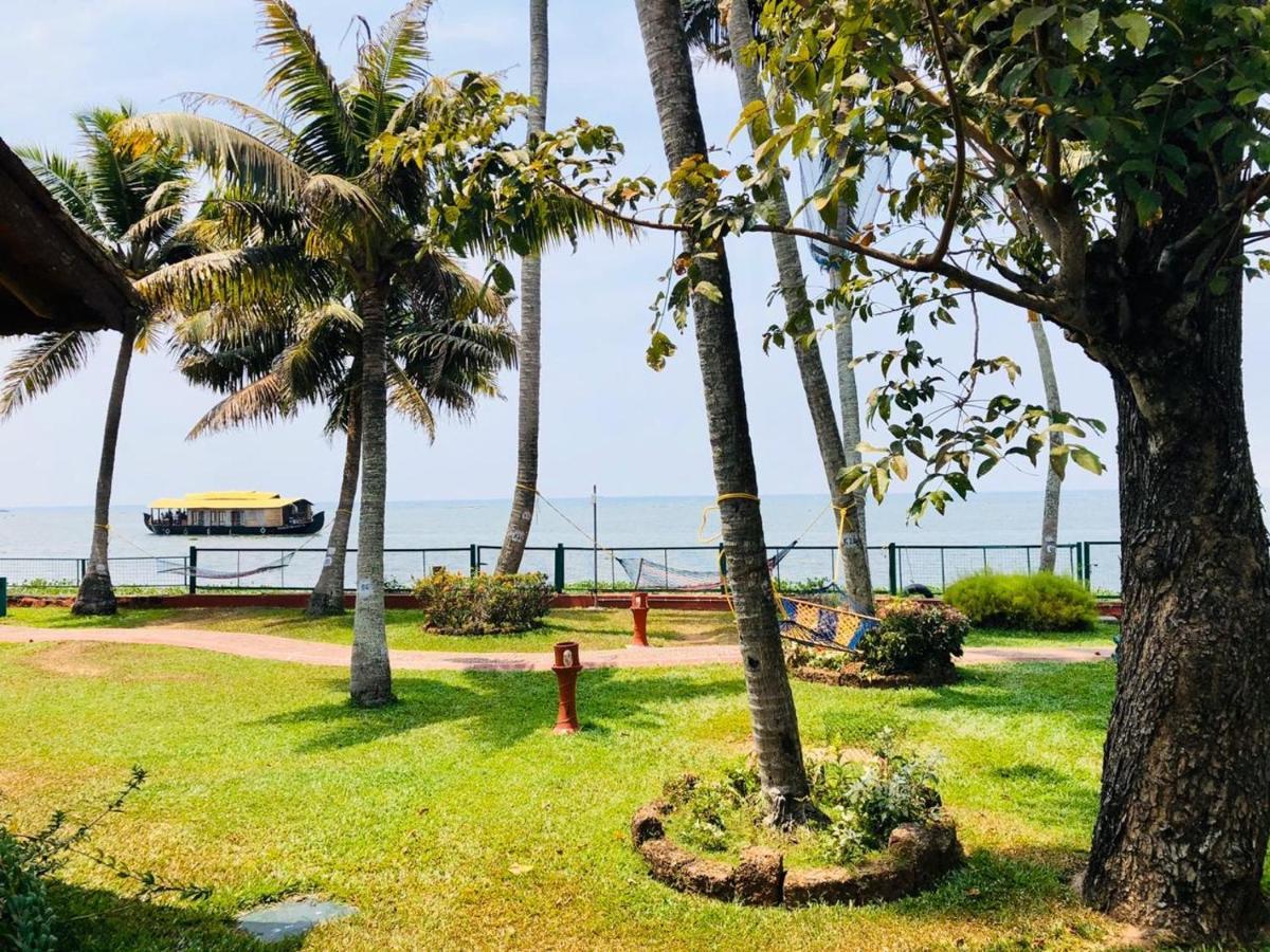 Abad Whispering Palms Hotel Kumarakom Kültér fotó